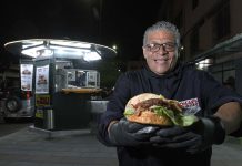 Omar tiene dos títulos profesionales y un reinado que supera las tres décadas