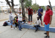 Vecinos y cuida carros adecentaron el parque de la Unidad Nacional
