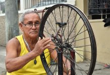 A sus 79 años, “Don Viche” no se baja de la bicicleta