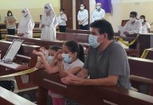 Los feligreses participaron en un Vía Crucis interno, en el templo atarazaneño