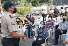 Policías y residentes de la Naval Norte, unidos en acto cívico