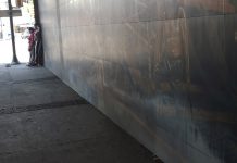 Manchas en los murales del paso a desnivel de La Atarazana