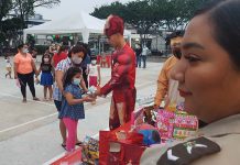Risas, juguetes y dulces en el agasajo policial a dos fundaciones
