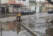 Parques y calles de la Atarazana y la FAE amanecieron inundados