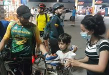 El Corona Bike llevó alimentos y ropa a desposeídos de la urbe