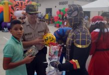 La Policía trajo regalos y una fiesta para los niños de La Atarazana