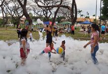 Una piscina de espuma y juegos en homenaje a los niños de la FAE