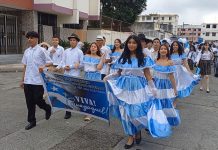 Un colorido desfile por las fiestas julianas, en La Atarazana