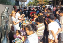 Movimiento ciudadano entregó cientos de libros a transeúntes